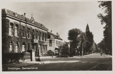 130513 Gezicht in de Hoofdstraat te Driebergen-Rijsenburg, met het links het postkantoor annex gemeentehuis.